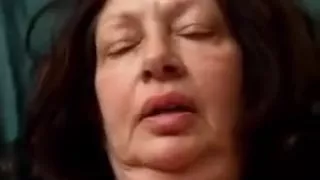 Une grosse grand-mere suce et grimpe sur son mari qui jouit