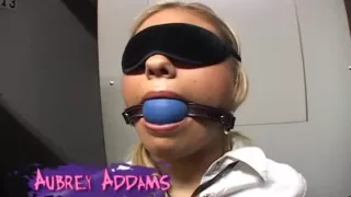 2 Gonzesses baisees dans un sex shop