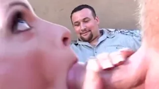 Bimbo blonde enculee sous les yeux de son mec