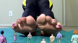 Giantess yoga master shows off her soles