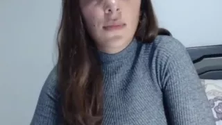 Nena mirando verga y muestra la vagina