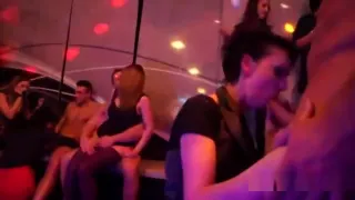 Verrückte Mädchen werden total verrückt und nackt auf einer Hardcore-Party