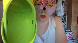 Umiliato e deriso per il tuo cazzo piccolo costretto a bere piscio