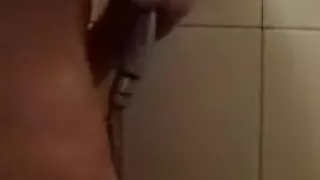 ragazzino si masturba sotto la doccia