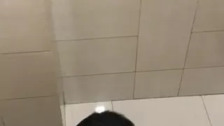 Mollig in Toilette Handjob