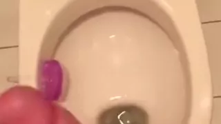 Schnelles Wichsen im öffentlichen Bad