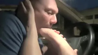 Feticista italiano lecca piedi femminili nottetempo sborrandosi nei calzoni