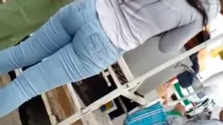 Deliciosa perrita en jeans ajustaditos modelando para la camara