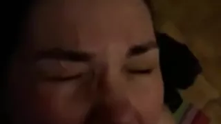 elle suce et prend une ejaculation faciale