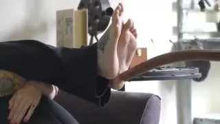 Aspirateur lesbiennes pieds nus