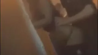 Elle lui fait une pipe en cachette en sortie de boite