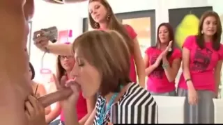 Bachelorette Mädchen lutschen männlichen Stripper mit Peitschenschaum