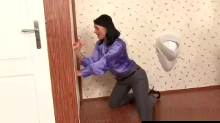 Mädchen lutscht Schwanz im Bukkake Gloryhole