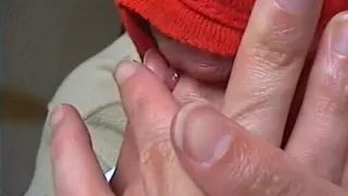 Deborah is sucking her finger and biting her nail suce et ronge ongle