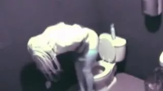 Girl caught musturbating in toilet