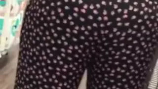 Somalian milf booty( looks at the camera)