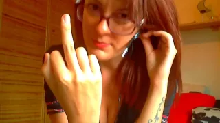 Vieni costretto a leccare i miei piedi ed a bere la mia piscia come un cane