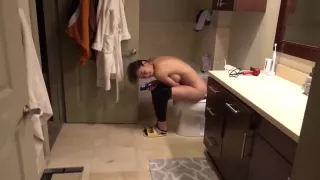Sexy naked Geo filmed while taking a dump