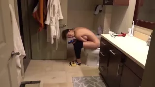 Sexy naked Geo taking dump