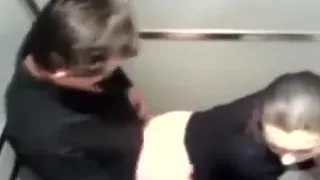 Je soulage a vieux porc dans les chiottes d'une boite