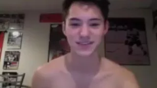 Heißer Twink benutzt einen Dildo und Fingersatz