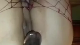 Filling up her pussy wth my pee