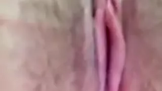 Novinha se masturbando com buceta linda