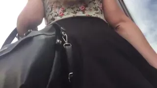 les dessous d'une jupette noire