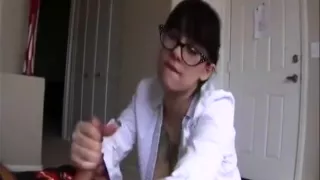 Vollbusiges Emo Mädchen lutscht Schwanz