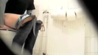 heimlich grobe schwestert beim pissen gefilmt