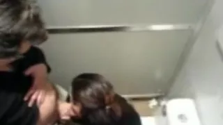 xhamster.com_5782468_dans_les_toilettes_240p