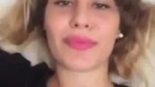 Giovane puttanella balla con mutanda nella figa