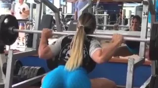 Gostosona gym malhando short socado