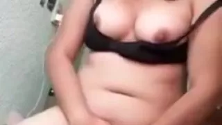 Se masturba para su novio