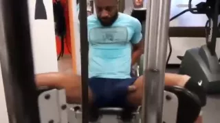 exibindo pau durante exercicio na academia