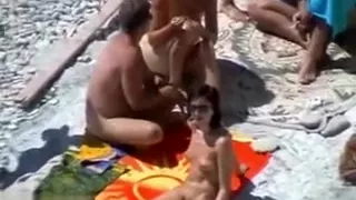 Il tripote une jeune nana a la plage devant son epouse