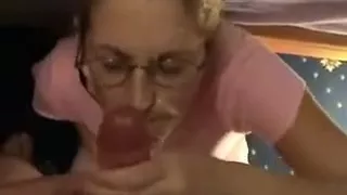 Femme de 30 ans se touche en sucant un mec allongee