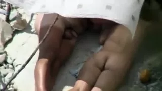 Une baignade et une femme se fait tripoter sur la plage