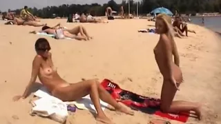 Des filles tres sexys jouent nues sur le sable