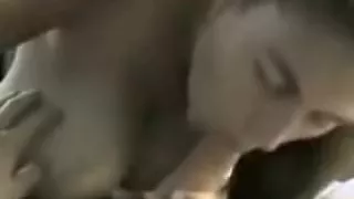 Une meuf aux seins enormes se fait peloter en branlant