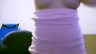 Fille hot montre ses jeune seins