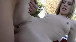 Elle le branle il ejacule sur les seins d'une bourgeoise