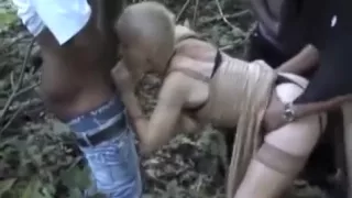 Coquinette baisee par des hommes masques dehors