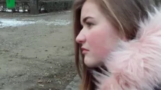 Teeny-Ficke rotzt draussen auf den Boden!