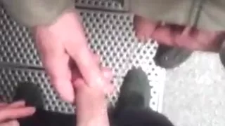 Völlig durchnässt am öffentlichen städtischen Urinal