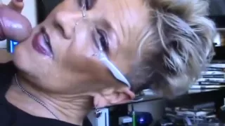 Geisteskranke oma mit sahne in der fresse!