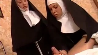 Trio con dos monjas