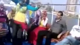 Hijabi big booty twerks