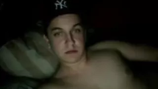 Deutscher süßer Junge fickt seinen großen Arsch mit einem Dildo Finger