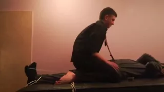 Extrem kitzeliger Typ im Hemd